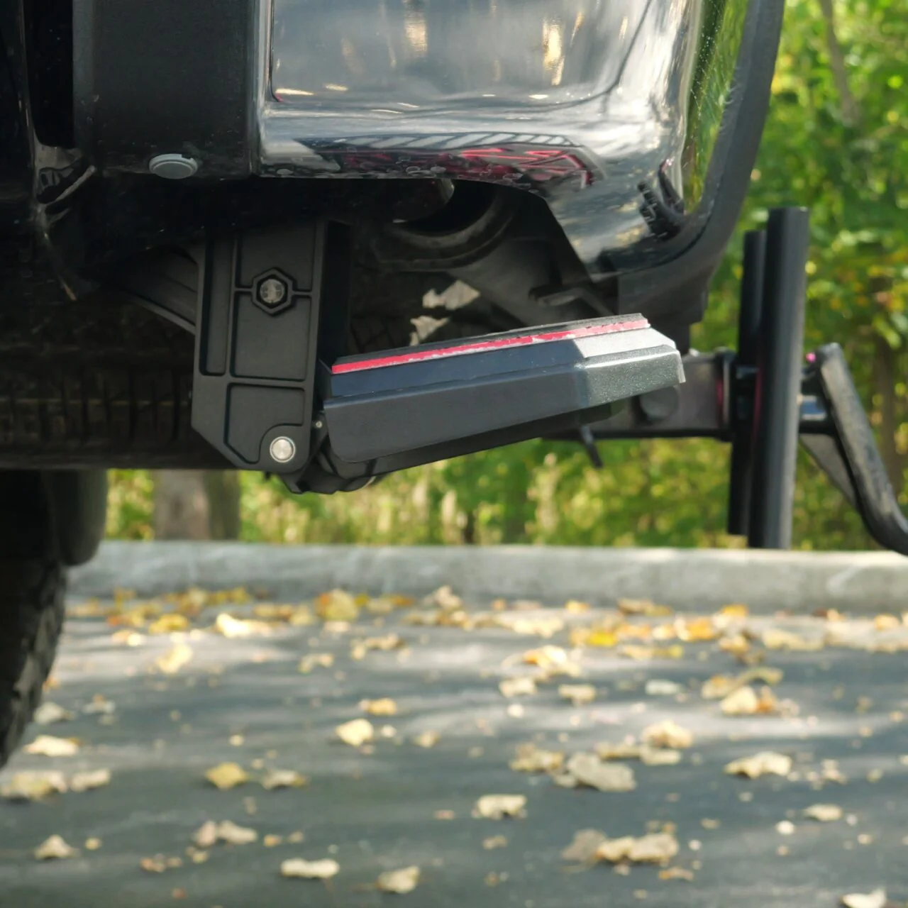 Chevy Silverado/GMC Sierra 1500/2500/3500 (2007-2014)  Retractable Bed Step - Image 8
