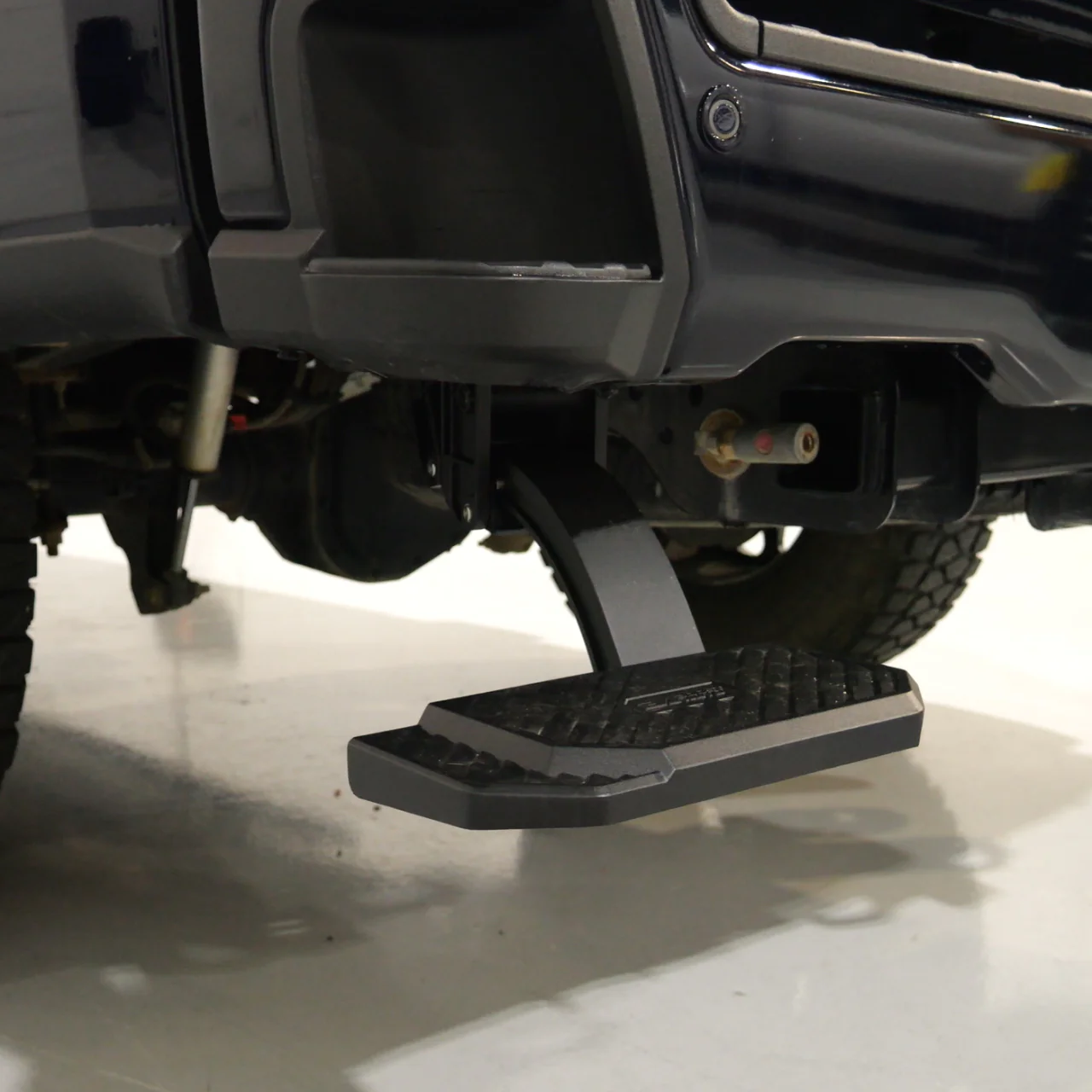 Ford Super Duty F-250/F-350 (2023-2026) Retractable Bed Step - Image 3