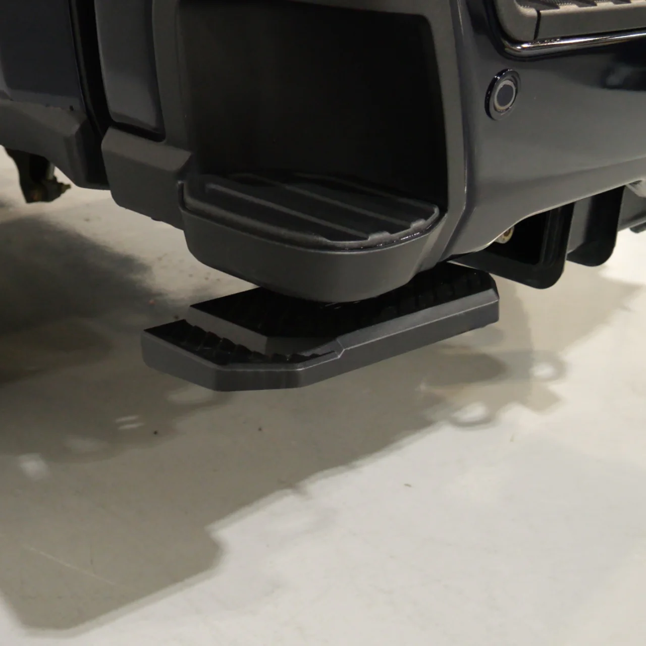 Ford Super Duty F-250/F-350 (2023-2026) Retractable Bed Step - Image 4