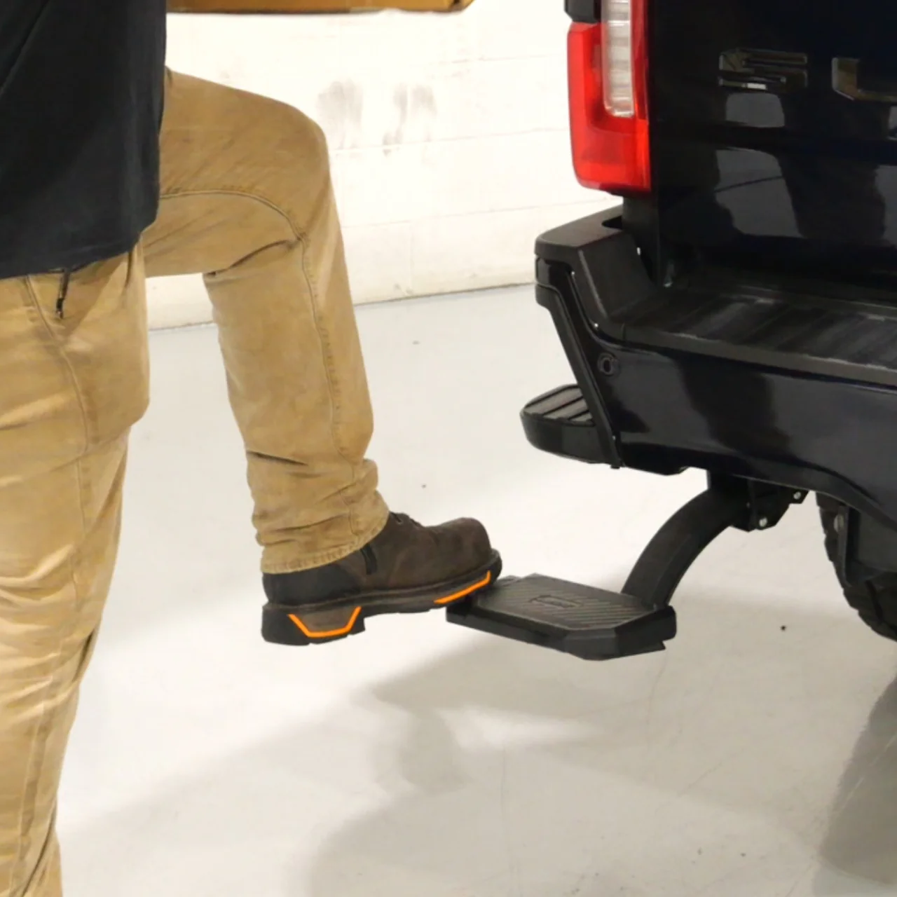Ford Super Duty F-250/F-350 (2023-2026) Retractable Bed Step - Image 5